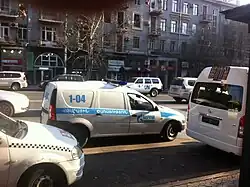 Автомобиль аварийно-диспетчерской службы 1-04 «Газпром-Армения» на улице в Ереване