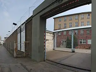 Западная стена и входные ворота мемориала