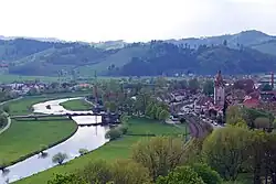 Вид на нижнее течение Кинцига в городе Генгенбах весной 2009 года