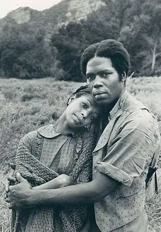 Муди и Георг Стэнфорд Браун в мини-сериале «Корни».