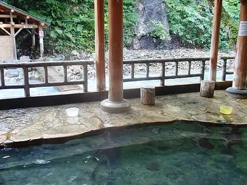 Ванна онсен с видом на реку