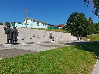 Расстрельный ров и памятник на месте массового убийства евреев в Дзержинске