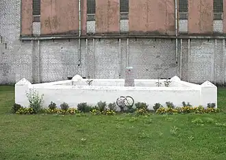 Памятник на месте расстрела евреев Плещениц возле пожарного депо