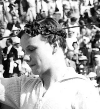 Арендт на летних Олимпийских играх 1936 года во время вручения бронзовой медали