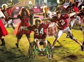 Исполнение «Thriller&nbsp;/ Heads Will Roll» во время матча