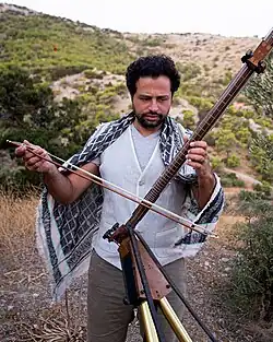 Гёркем Сен играет на яйбахаре. Идра, 2019.