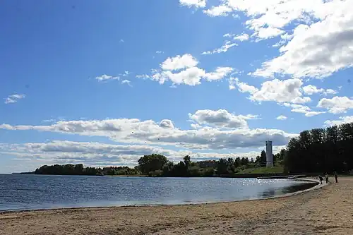 Пляж на Горьковском водохранилище и мемориал Обелиск Славы