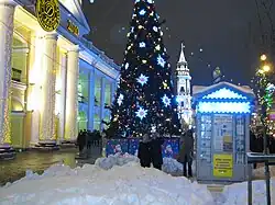 Гостиный двор и здание Городской Думы в новогоднем убранстве. Январь 2010 года