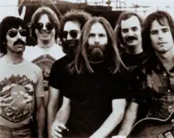 Слева направо: Мики Харт, Фил Леш, Джерри Гарсия, Брент Мидланд, Билл Кройцманн, Боб Вейр