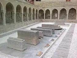 Сундуки во дворе Базарной площади в Ичери-шехере в Баку