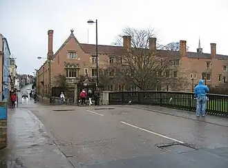 Вид на колледж с моста через реку Кам