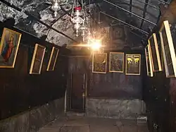 Западная часть пещеры. Видна дверь, ведущая в другие пещеры, расположенные под церковью