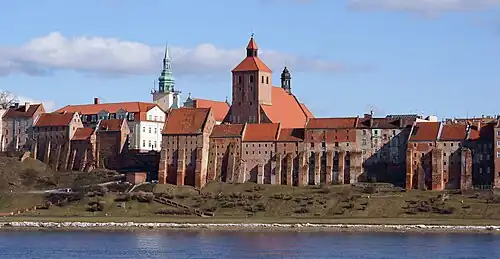 Вид на укрепления города Грудзёндз с левого берега Вислы