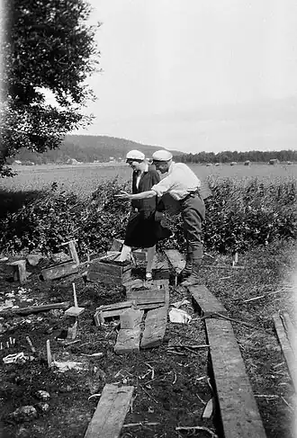 Археологи Берит Валленберг и Хольгер Арбман на раскопках свайного поселения Альвастра. 1928 год