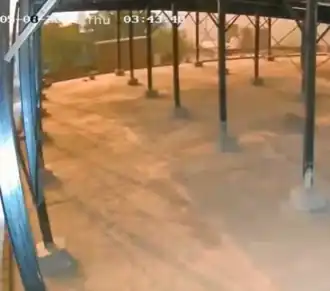 Кадр с камеры видеонаблюдения, на котором запечатлен свет после взрыва в Гуджранвале