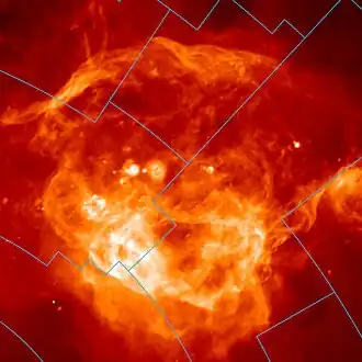 Расположение Туманности Гама, видимой в диапазоне H-альфа, по отношению к созвездиям: слева — Паруса, справа — Корма, сверху — Компас.