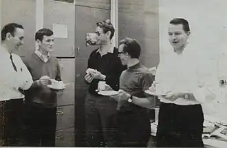 Джон Ганн (в центре) с друзьями на вечеринке (1969 год)