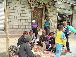 Тибетская семья на улице Гьянгдзе