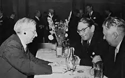 Инициатор проекта реконструкции Стокгольма мэр Ингве Ларссон (в центре) в сопровождении главы департамента финансов Хёглунда (слева) и главы Социально-демократической партии Андерсона (справа), 1940-е