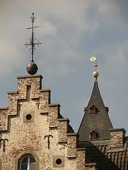 Ступенчатый щипец в верхней части фронтона сторожки