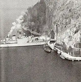 Эсминец ВМС Швеции «Сандсваль» входит в туннель базы Мускё