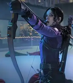 Хейли Стайнфелд в роли Кейт Бишоп в сериале «Соколиный глаз» (2021)