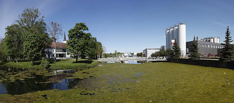 Поселковый центр обслуживания (слева) и производственный комплекс пивзавода «Viru Õlu» (справа)