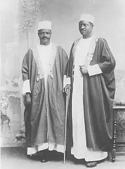 Аполло Каггва (справа) и его секретарь Хам Мукаса, 1902 год