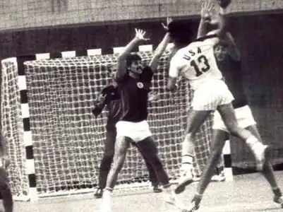 Игровой момент. Владимир Голубков в защите. Встреча национальных сборных команд СССР и США.