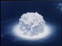 Идентичный султан высотой 520 м взрыва Hardtack Wahoo 9 кт на глубине 150 м (7,2 м/т1/3).