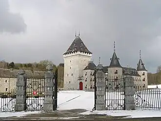 Вид замка в зимнее время