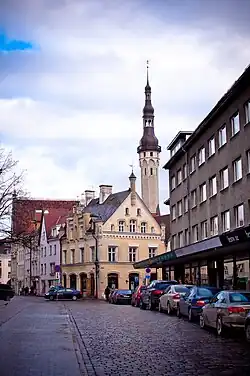 Справа — фасад Дома писателей,на дальнем плане — башня Ратуши