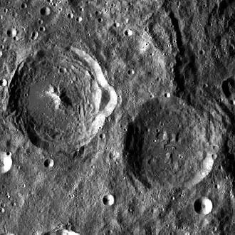 Снимок зонда Lunar Reconnaissance Orbiter. Кратер Гартман в нижней правой части снимка, в верхней левой части – кратер Грин.