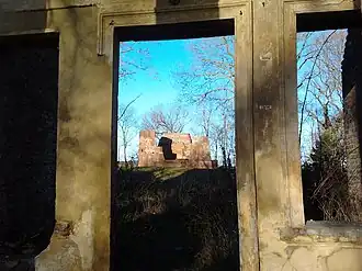 Вид на замок через главный вход в усадьбу