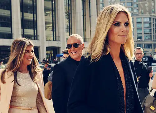 Бизнесвумен-кливиджстал элементом делового женского костюма на Западе недавно, но прочно завоевал популярность, став элементом бизнес-стратегии вплоть до предвыборных кампаний(Хайди Клум)