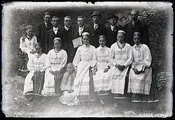 Участники хора c Хийумаа в национальных одеждах на празднике песни в Хаапсалу, 1896 г.