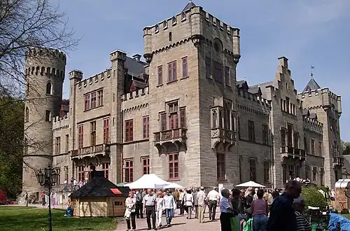 Пространство перед замком во время проведения фестиваля