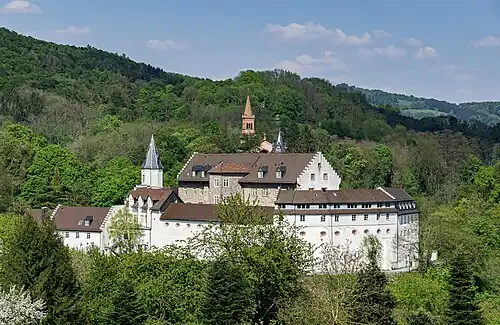 Вид комплекса с соседнего холма