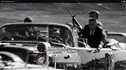 Агент секретной службы Джордж Хики с ArmaLite AR-15 Model 01 через несколько мгновений после убийства президента Кеннеди в Далласе 22 ноября 1963 года.