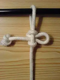 2. Сложить ходовой конец петлёй и просунуть между петель восьмёрки и коренным концом.