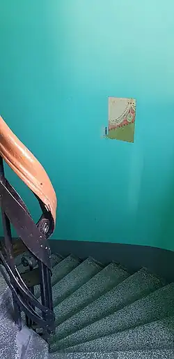 Исторический орнамент, украшавший парадные лестницы дома (расчищенный участок).