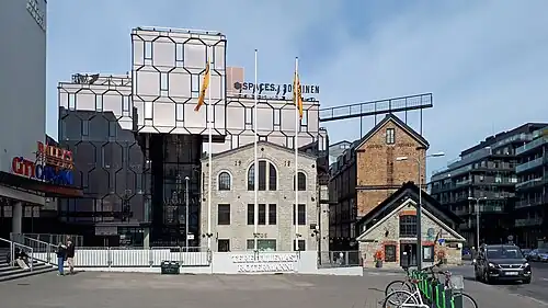 Вид на улицу от автобусной остановки «Hobujaama», слева здание «Rotermanni Ajamaja» (дом 6)