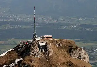 На вершине горы построен вращающийся ресторан и возведена радиомачта