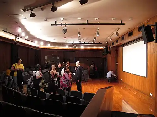 Театр в высоком блоке