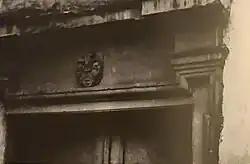 Портал костёла бернардинок с гербом Сапег.