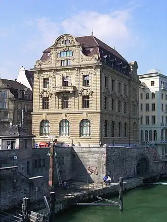 Вид отеля со Среднего моста через Рейн в Базеле