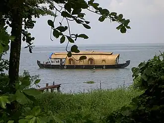 Плавучий дом на озере