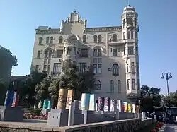 Макеты Девичьей башни на фоне Дома Гаджинского