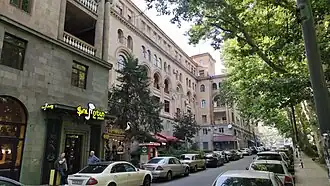 Фасад дома, выходящий на сквер им. Мартироса Сарьяна