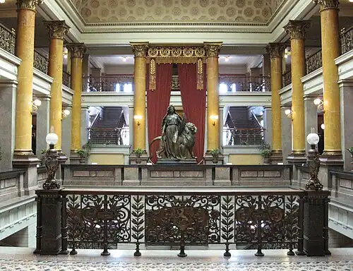 Интерьер и копия скульптуры Вальтера Рунеберга «Закон» с постамента его статуи Александра II.